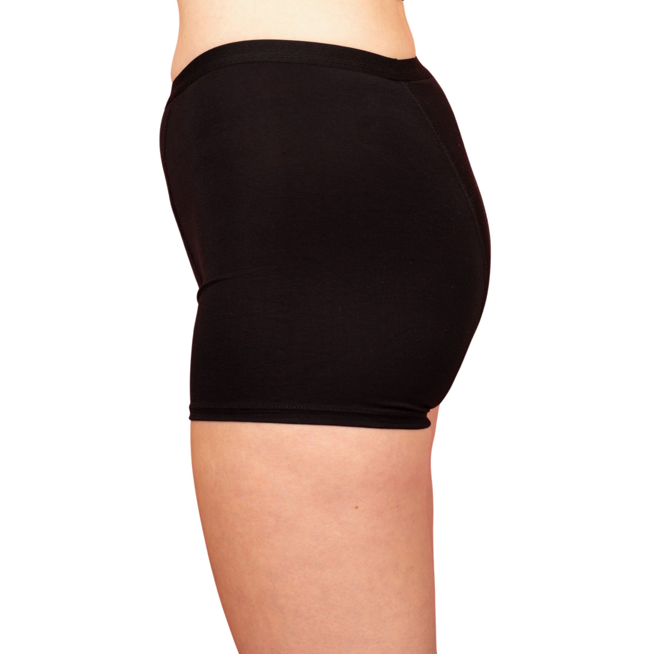 Schwarze Boxershorts. Seitenansicht. Gezeigt an einer Person. Nahtdetails sichtbar.