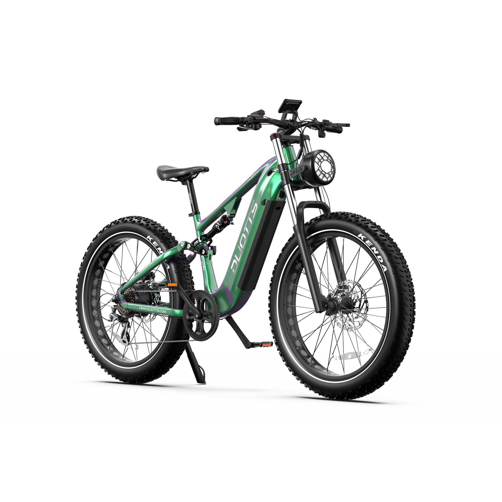 Grünes Elektro-Mountainbike. Schwarze Reifen mit KENDA-Schriftzug. DUOTTS-Logo am Rahmen. Scheinwerfer.