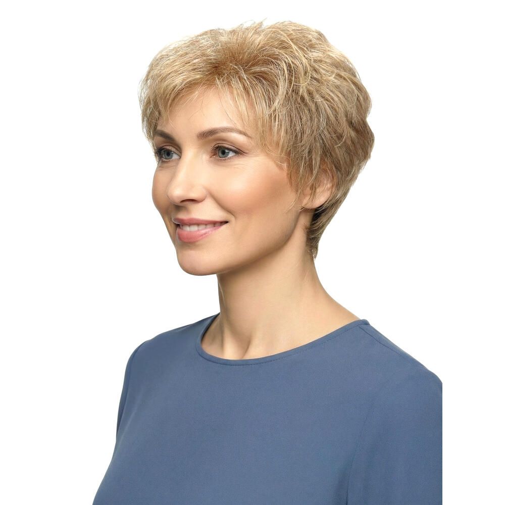Kurzhaarperücke in Blondtönen. Seitenansicht einer Frau mit blauem Oberteil. Natürlicher Look.