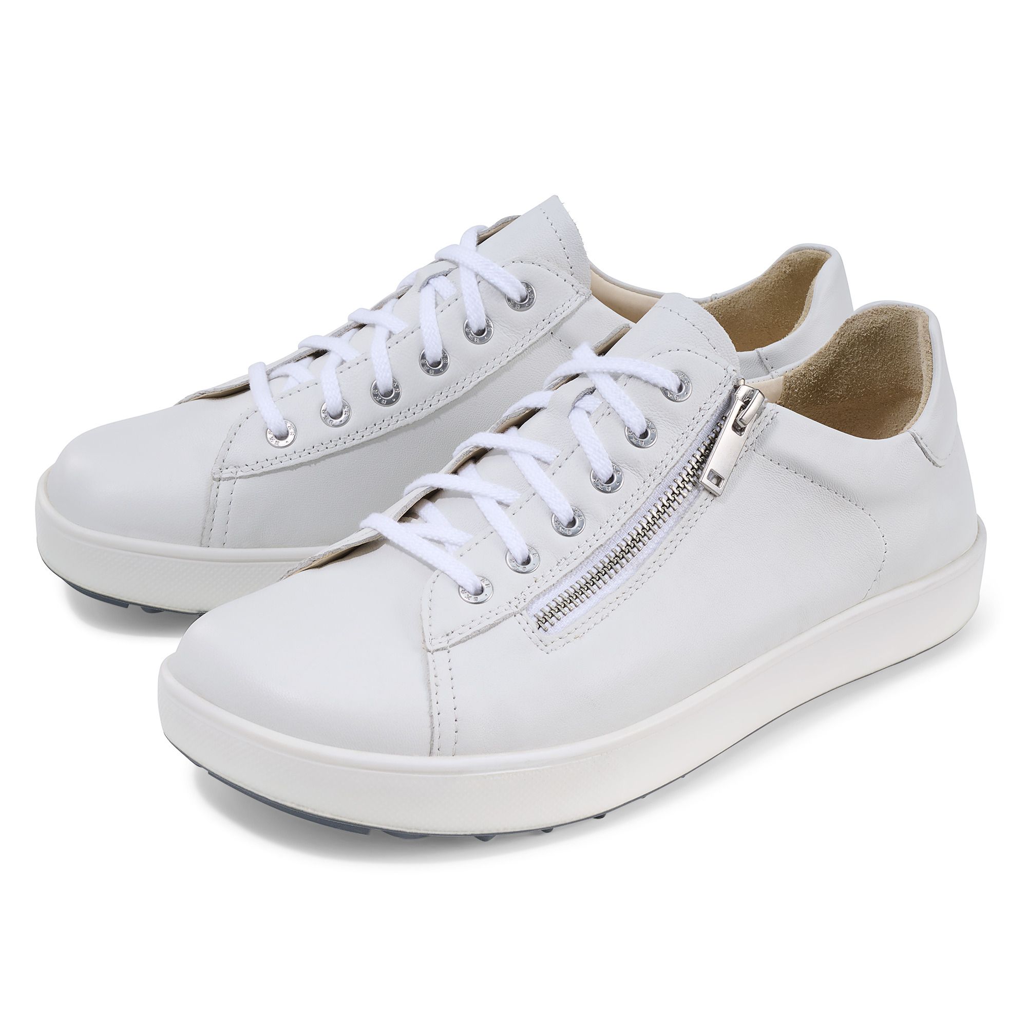 Weiße Schnürschuhe mit Reißverschluss. Flache Sohle, weißes Leder. Zwei Schuhe nebeneinander, Ansicht von der Seite.