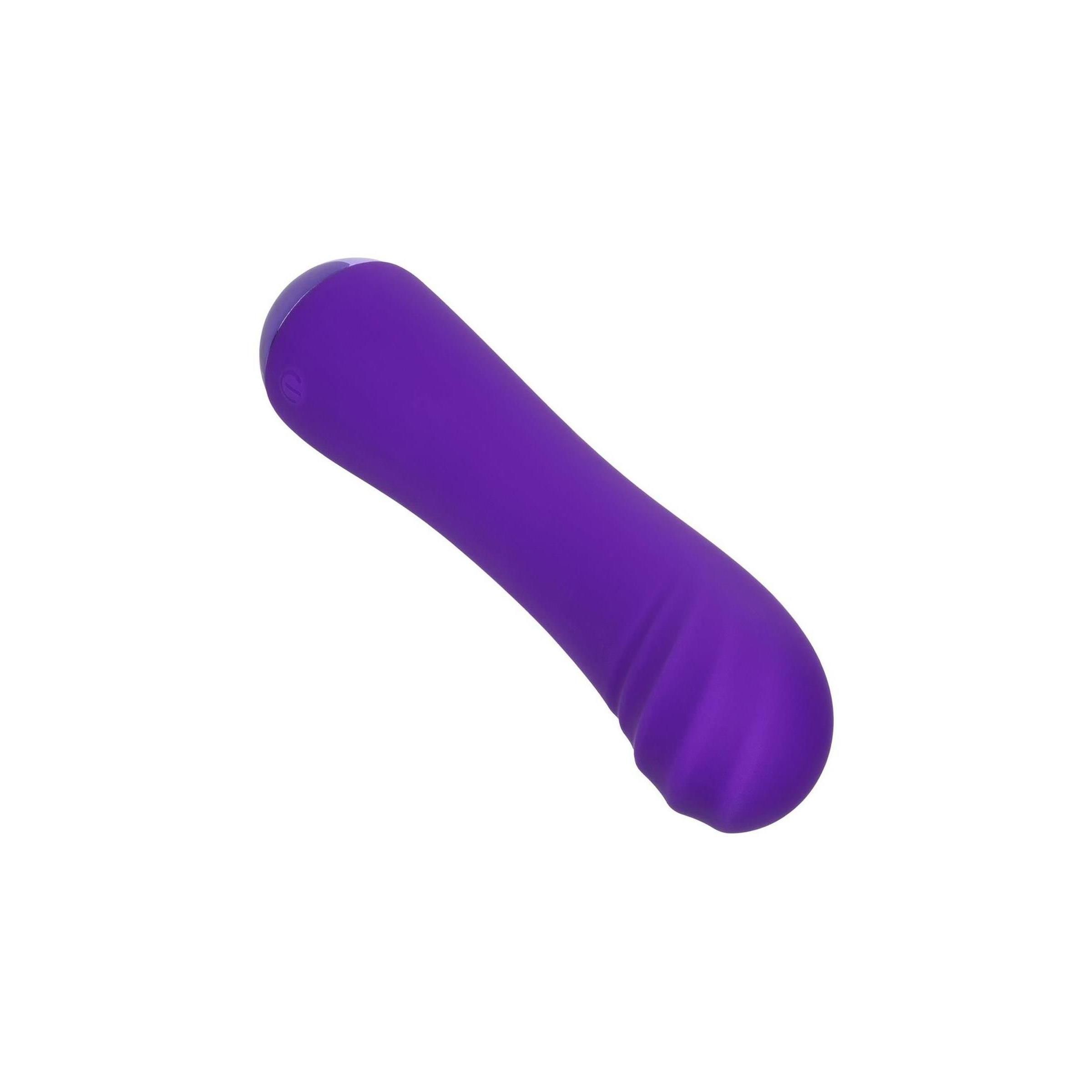 Lila Vibrator mit geriffelter Oberfläche. Gebogene Form mit abgerundeter Spitze und Basis.