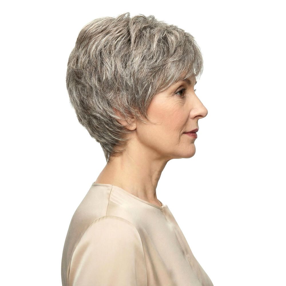 Profil einer Frau mit grauer Kurzhaarperücke. Helles Oberteil. Weißer Hintergrund.