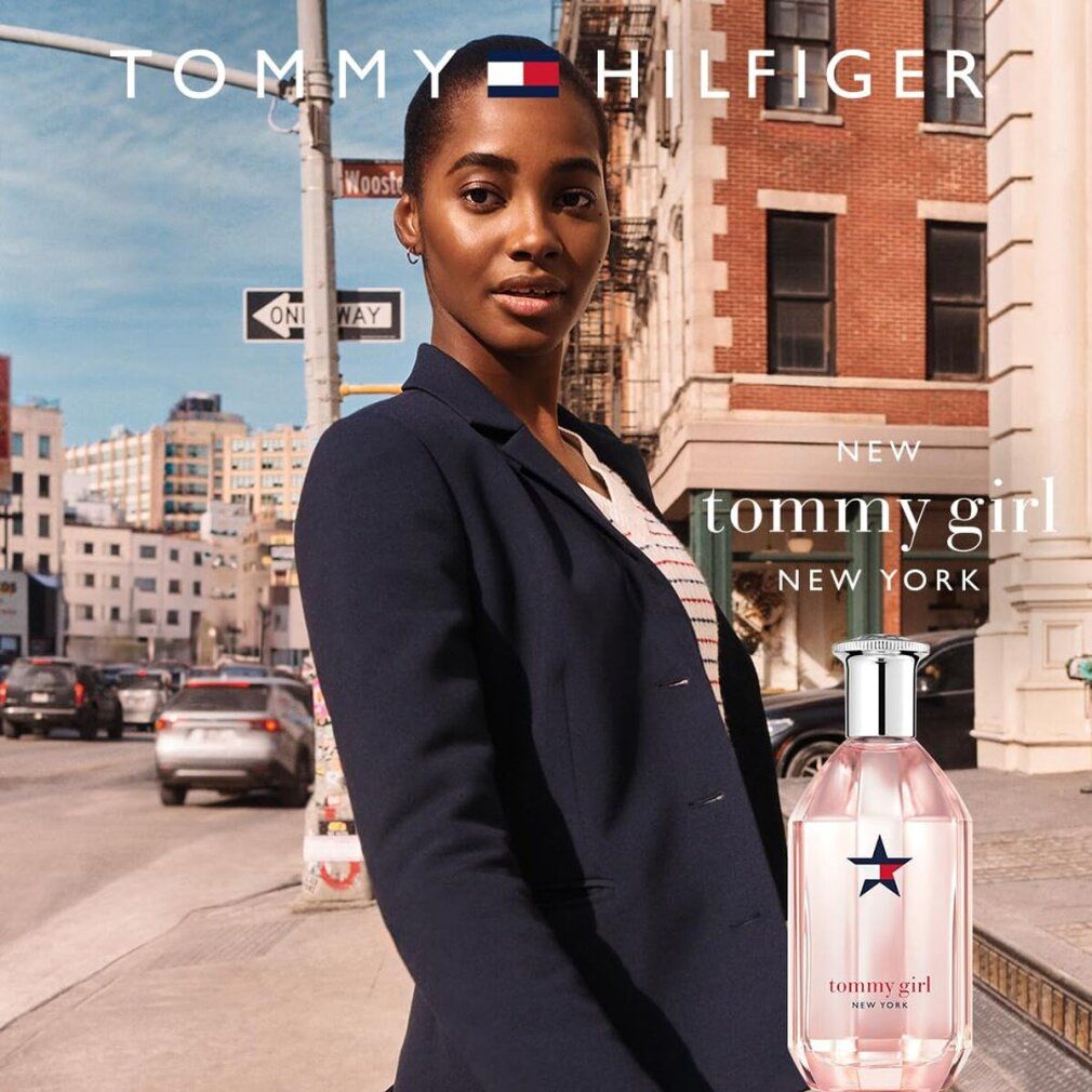Frau in New Yorker Straßenszene mit Tommy Hilfiger Logo und Tommy Girl New York Duft.