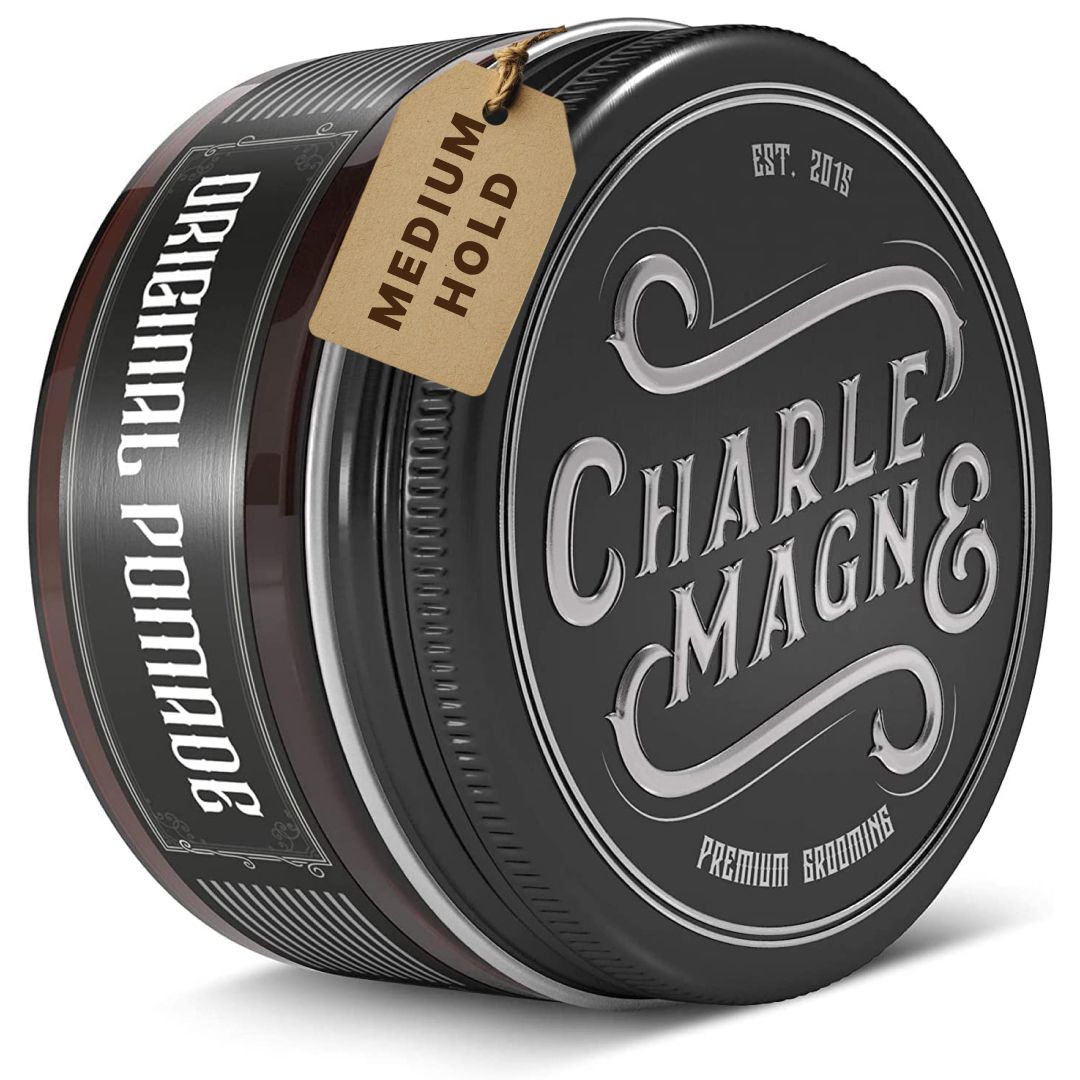 Dose Charlemagne Original Pomade mit Etikett 'Medium Hold'.