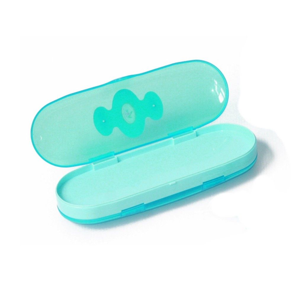 Hellblaue Besteckbox für Kindergeschirr mit zwei Fächern, geöffnet. Der Deckel hat ein grünes Muster. Die Box ist oval.