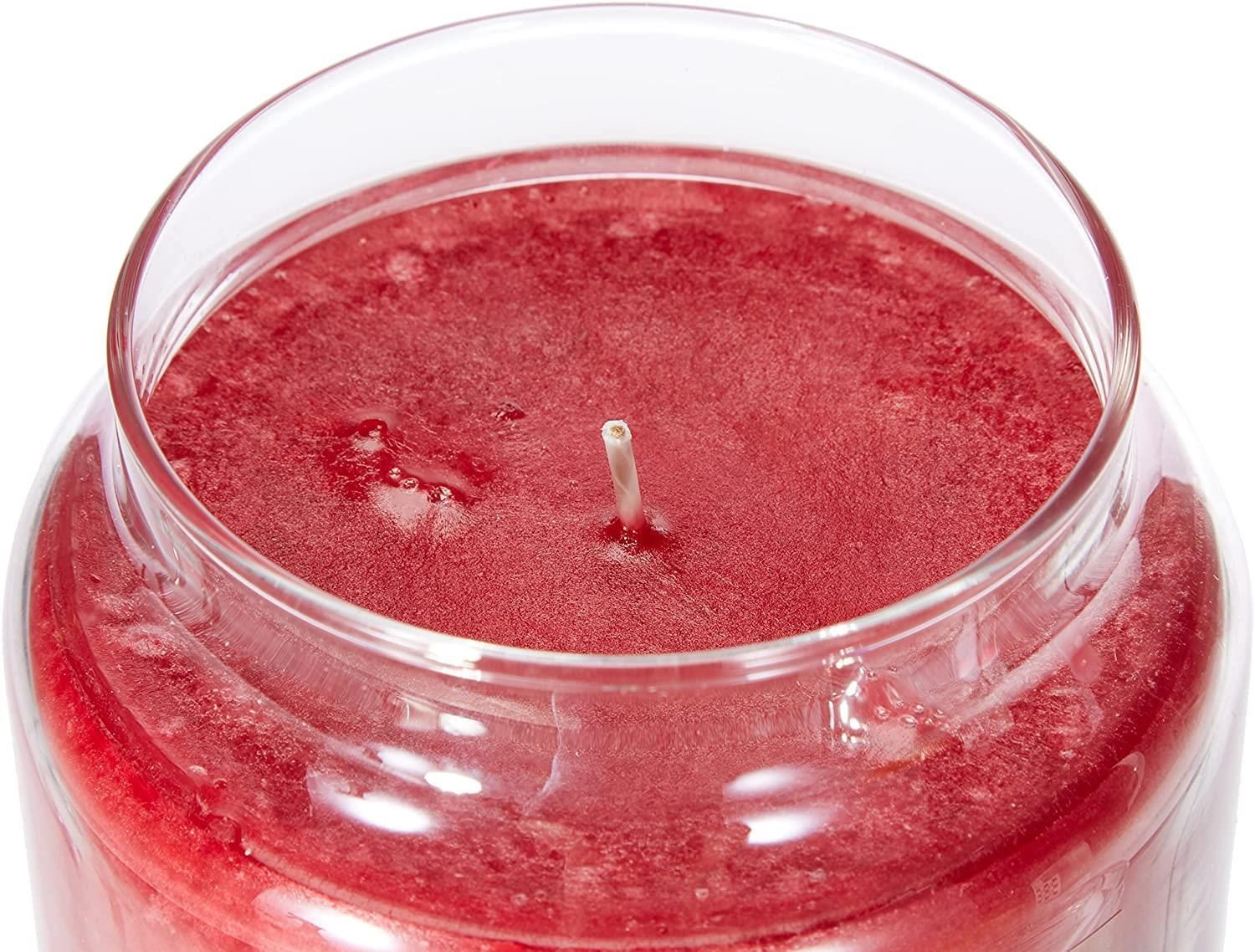 Nahaufnahme einer roten Yankee Candle Duftkerze im Glas. Docht sichtbar.
