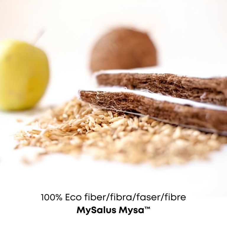 Nahaufnahme von Kokosfasern, Hafer und einem Apfel. Text: 100% Eco fiber/fibra/faser/fibre, MySalus Mysa.