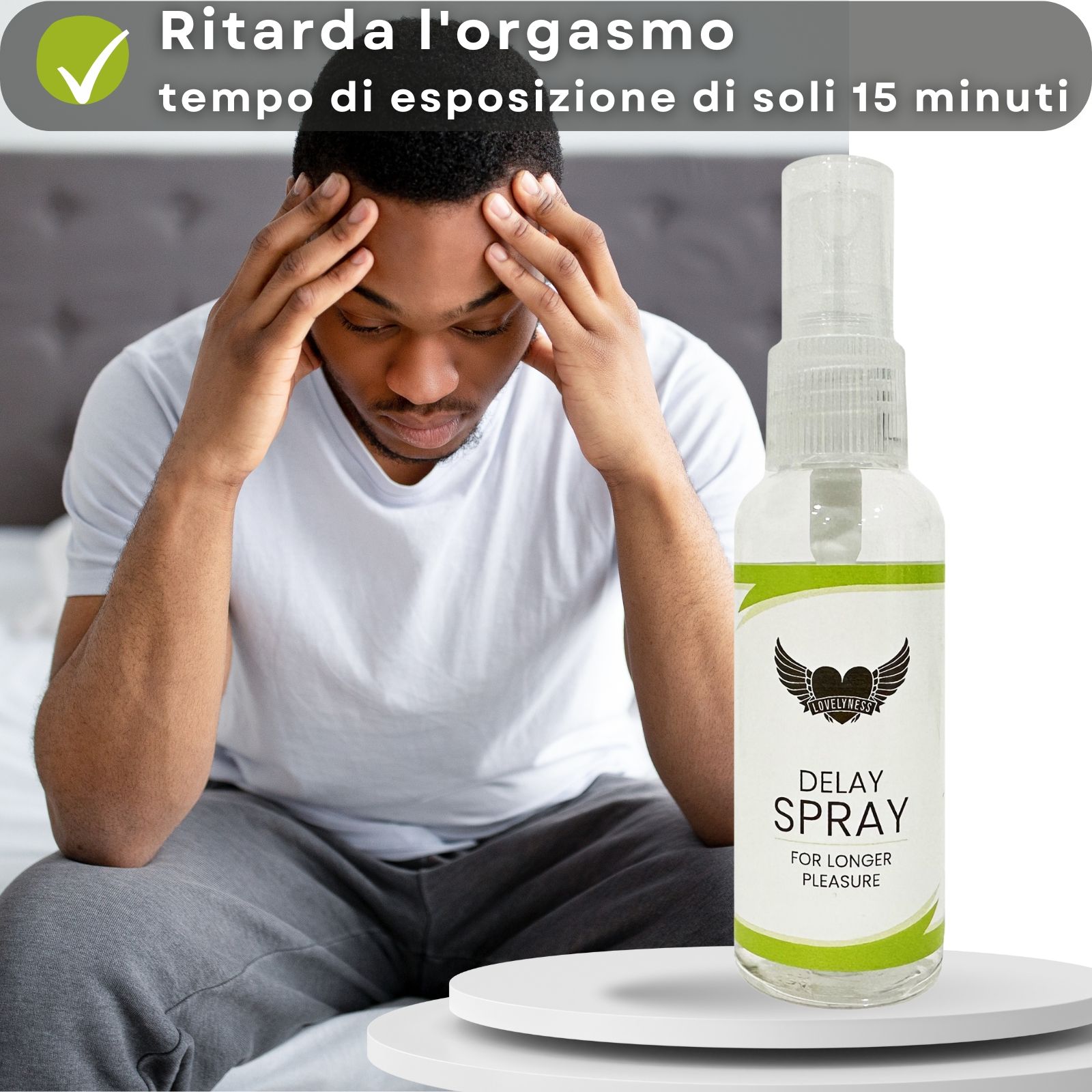 Flacone spray. Testo: Delay Spray, For Longer Pleasure. Uomo con le mani sulla testa. Testo: Ritarda l'orgasmo.