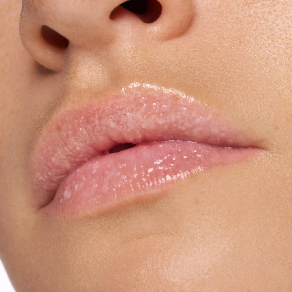 Nahaufnahme von Lippen. Lippen sind glänzend und mit kleinen Partikeln bedeckt.