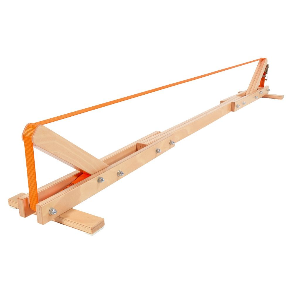 Slackboard-Gestell aus Holz mit orangefarbenem Gurt. Schrägansicht. Holzkonstruktion mit Metallverbindungen.