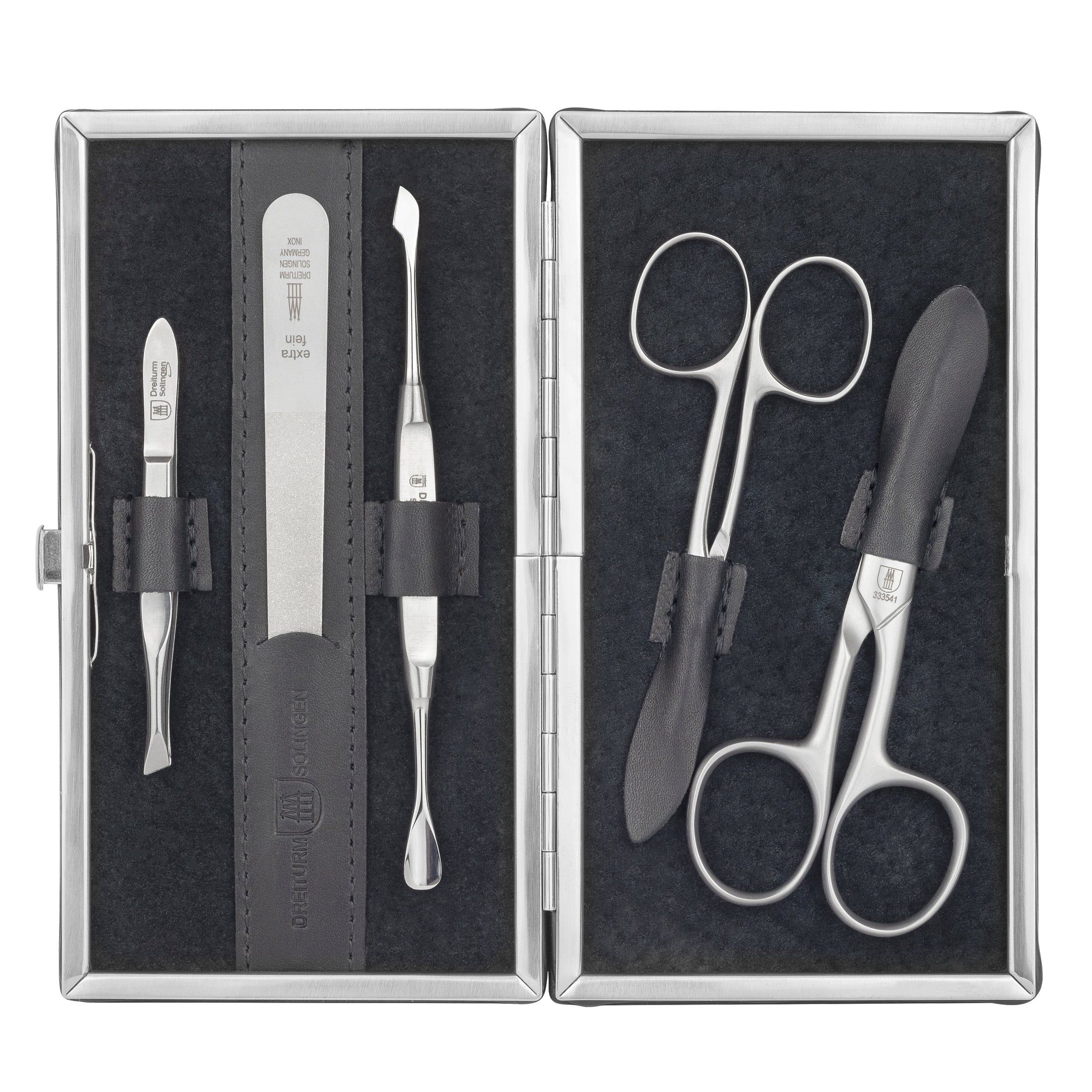 Geöffnetes Maniküre-Set. Enthält Nagelschere, Nagelfeile, Pinzette und Werkzeuge. Schwarzes Innenfutter. Silberfarbener Rahmen.