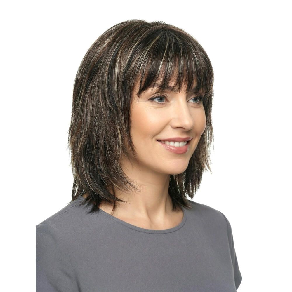 Frau mit Perücke. Dunkelbraunes Haar mit helleren Strähnen, Pony. Seitenansicht.