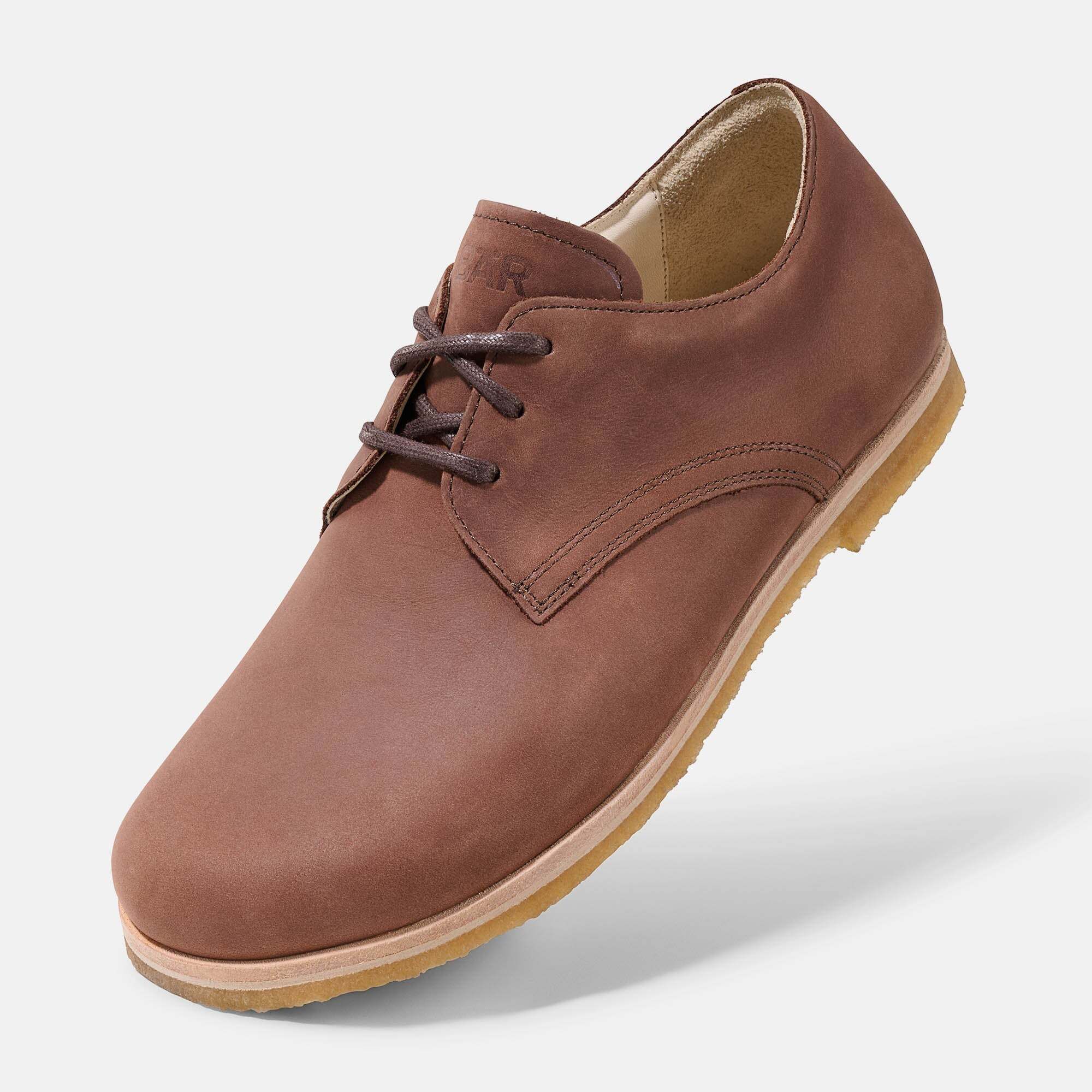Brauner Leder-Schnürschuh für Herren, Seitenansicht, mit heller Gummisohle.