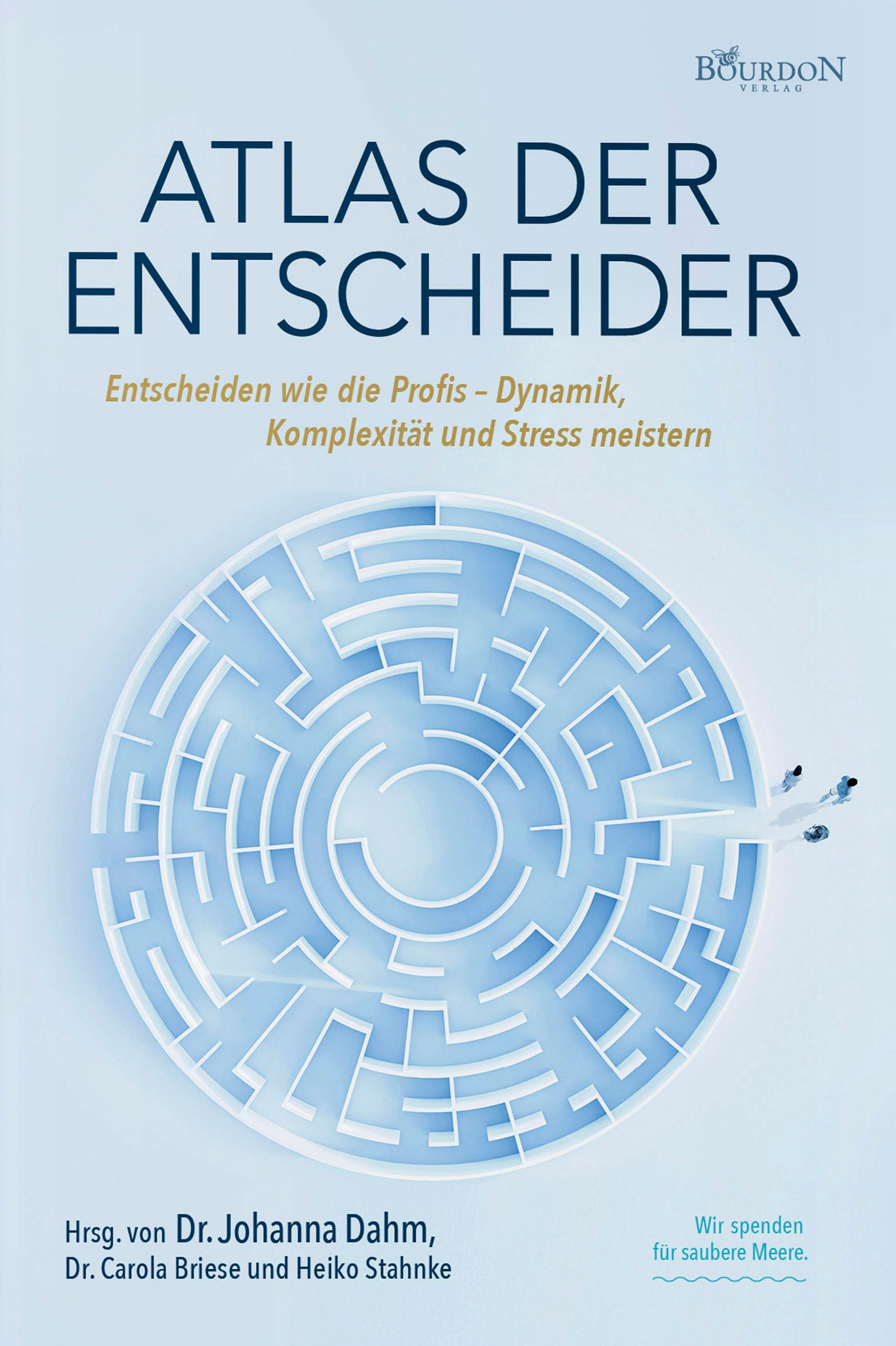 Buchcover: "Atlas der Entscheider". Blauer Hintergrund, weißes Labyrinth, Titel in Blau. Herausgeber: Johanna Dahm, Carola Briese, Heiko Stahnke.