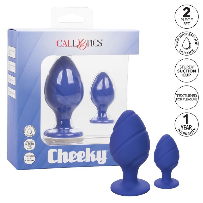 Blauer Silikon-Analplug mit Saugbasis. Verpackung mit zwei Stück, Markenname Calexotics und Produktname Cheeky. Wasserdicht, strukturierte Oberfläche.