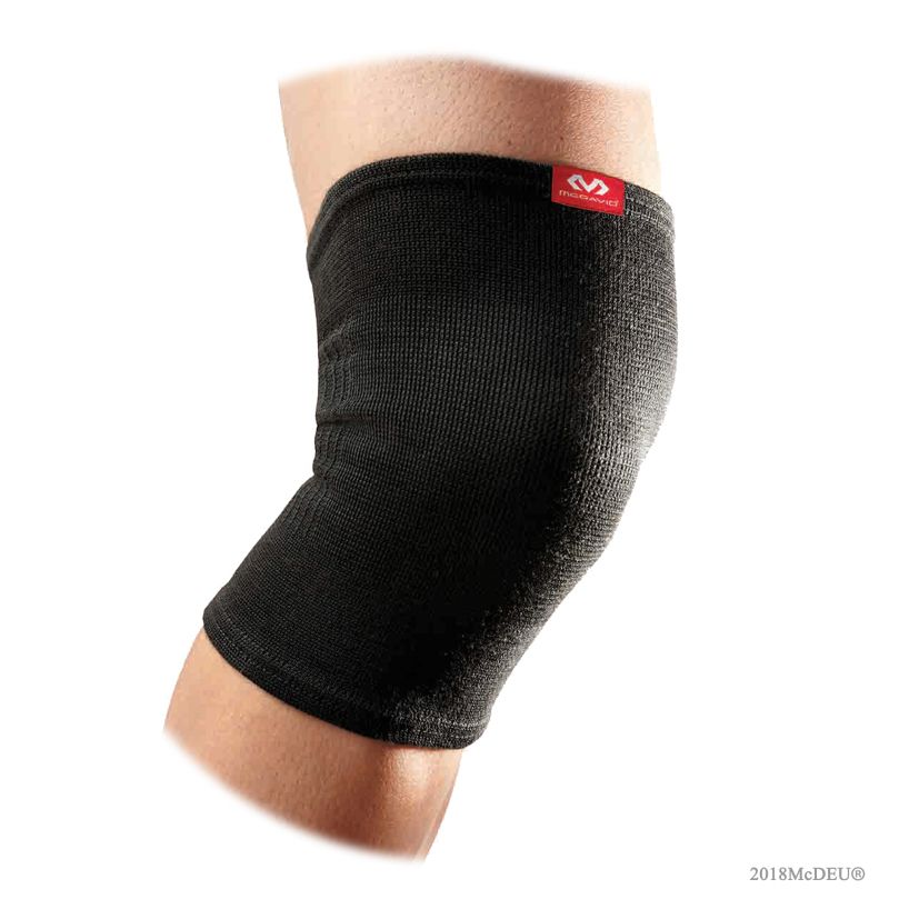 Schwarze Kniebandage, am Bein getragen. Rotes McDavid-Logo. Geripptes Material.
