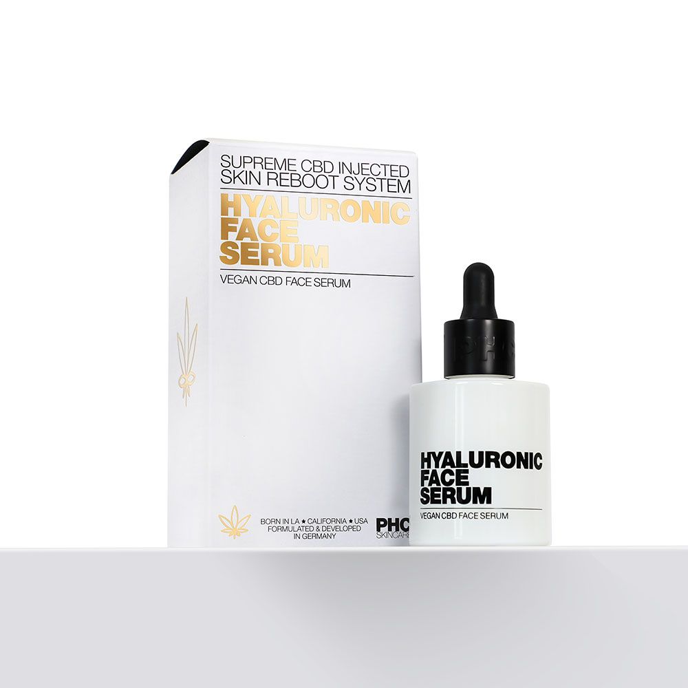 Weiße Schachtel und Flasche. Aufschrift: HYALURONIC FACE SERUM. Vegan CBD Face Serum. Logo PHC. Text: SUPREME CBD INJECTED SKIN REBOOT SYSTEM.