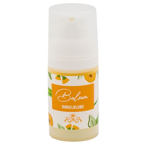 Balsam-Flasche mit Ringelblumen-Etikett. Weißer Spenderkopf, orangefarbenes Etikett mit floralen Elementen und Schriftzug.