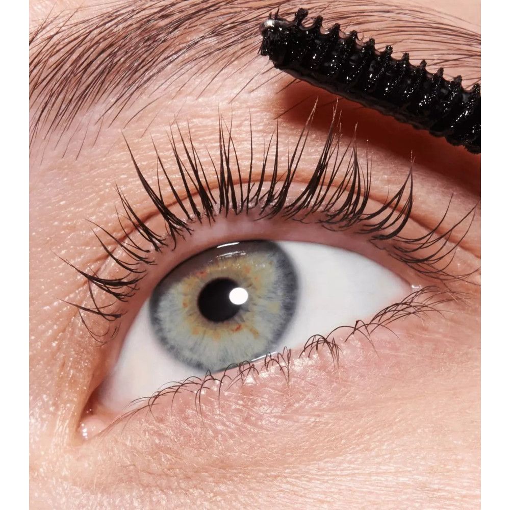 Auge mit Wimpern. Wimpern mit Gel gestylt. Schwarze Wimperntusche.