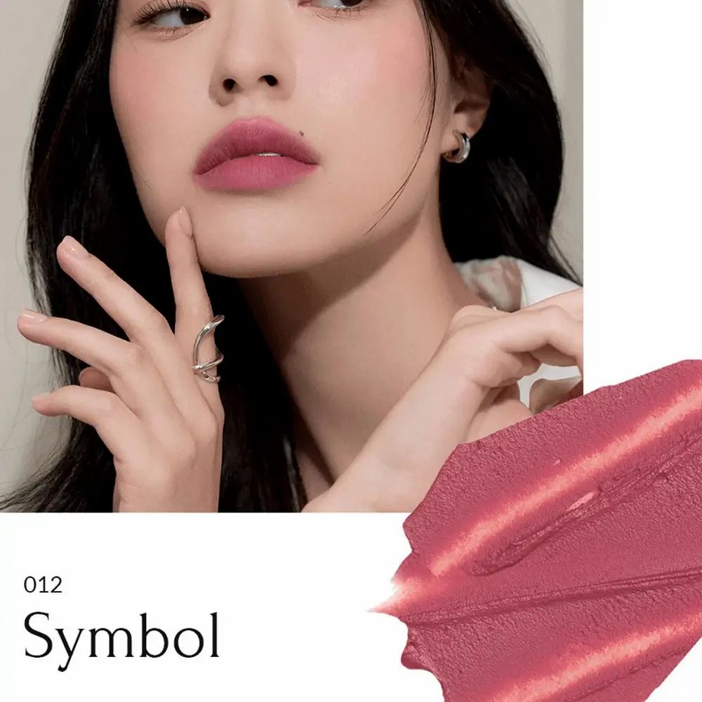 Lippen mit Lippenstift. Farbton 012 Symbol. Daneben ein Farbfleck. Model mit Schmuck.