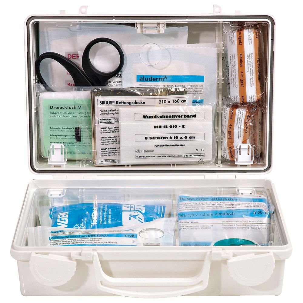Geöffneter Erste-Hilfe-Koffer. Inhalt: Verbandsmaterial, Schere, Rettungsdecke, Pflaster. Innenraum in Fächer unterteilt.