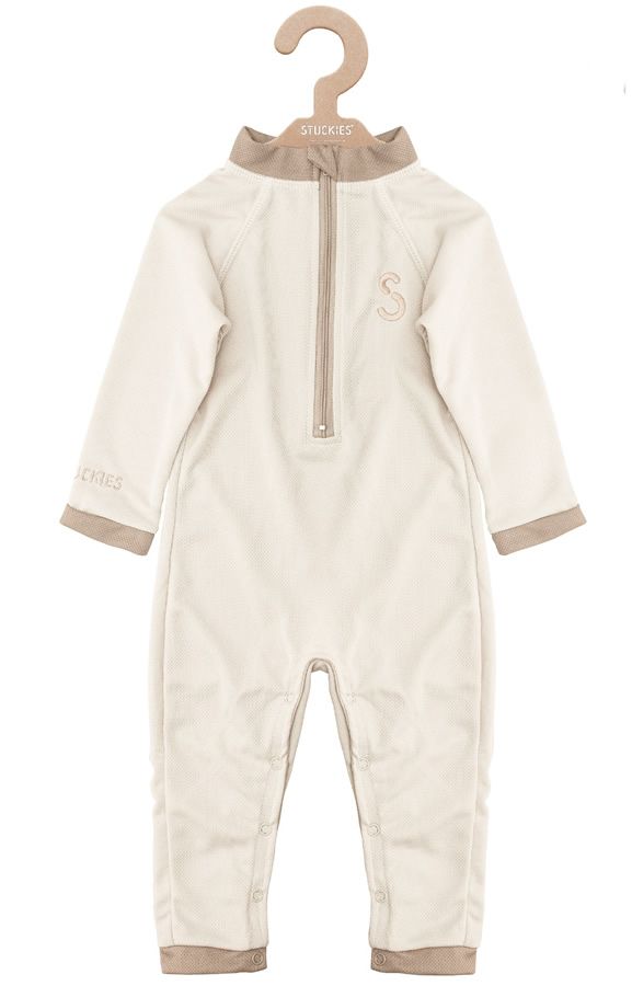 Beiger Badeanzug mit Reißverschluss und braunen Details. Auf einem Kleiderbügel. Marke: Stuckies.