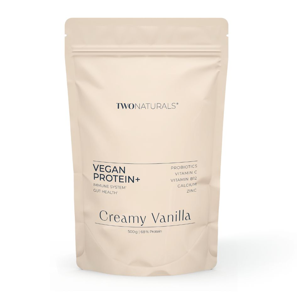 Beige Beutel mit TWONATURALS VEGAN PROTEIN+. Aufschrift: Creamy Vanilla, 500g, 68% Protein. Enthält Probiotika, Vitamin C, B12, Calcium, Zink.
