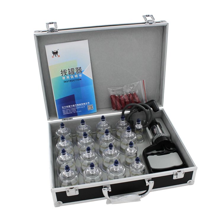 Schröpfgläser-Set in Koffer. Glasglocken, Pumpe, Anleitung und Zubehör. Koffer mit offenem Deckel.