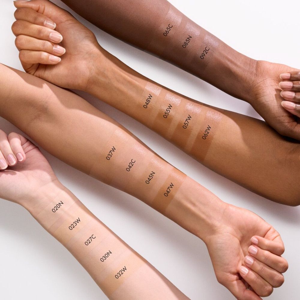 Arme mit verschiedenen Hauttönen. Auf den Armen sind Farbtöne der Catrice Skin Like getönten Feuchtigkeitscreme aufgetragen.