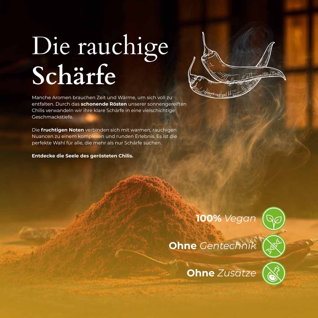 Haufen geröstetes Chili-Pulver. Text: Die rauchige Schärfe, fruchtige Noten, 100% Vegan, ohne Gentechnik, ohne Zusätze. Zeichnung von zwei Chilischoten.