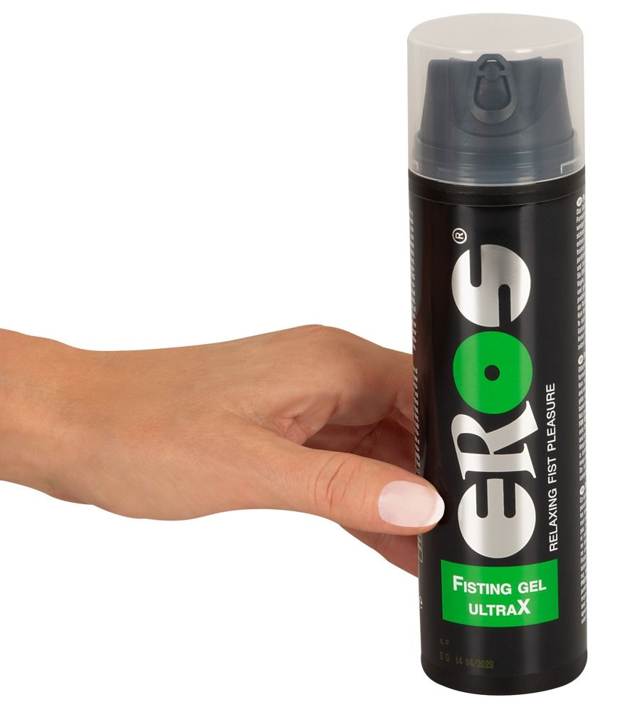 Hand hält EROS Ultra X Fisting Gel Flasche mit Pumpspender.