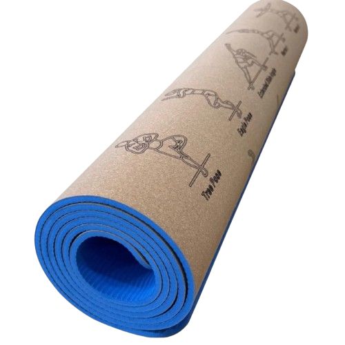 Gerolltes Yoga-Tuch mit brauner Oberseite und blauer Unterseite. Aufgedruckte Yoga-Posen. Tuch aus TPE und Kork.