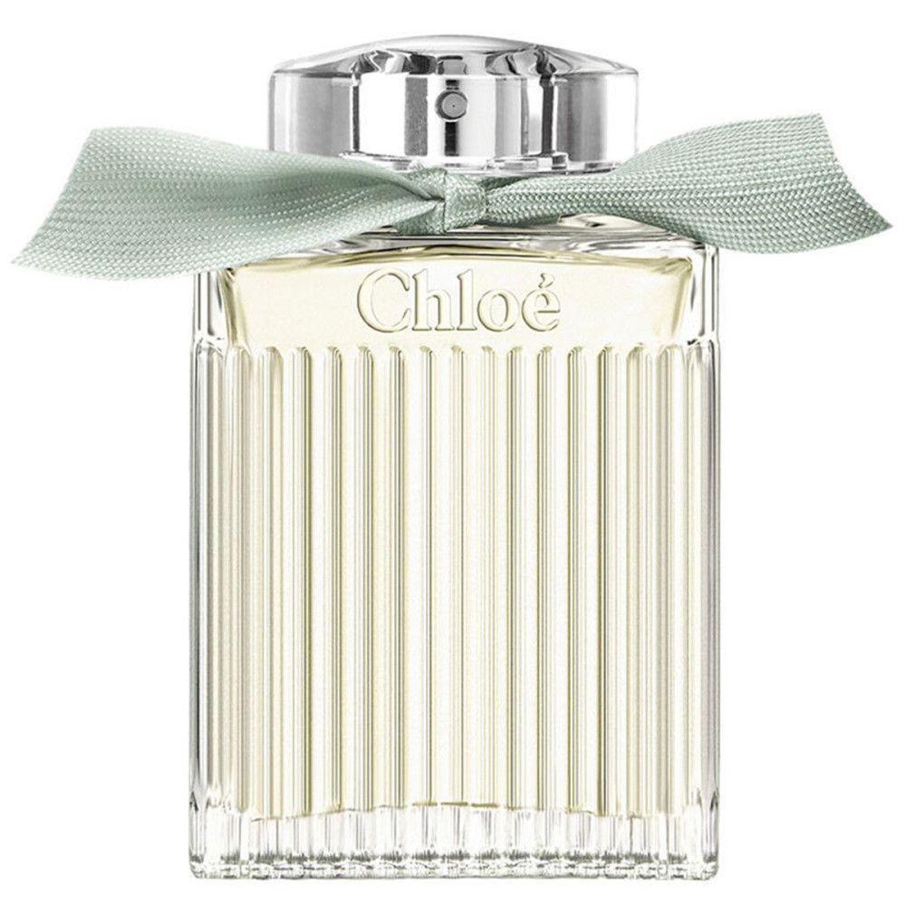 Chloé-Parfümflasche mit grünem Band. Quadratische, geriffelte Glasflasche mit silbernem Verschluss.
