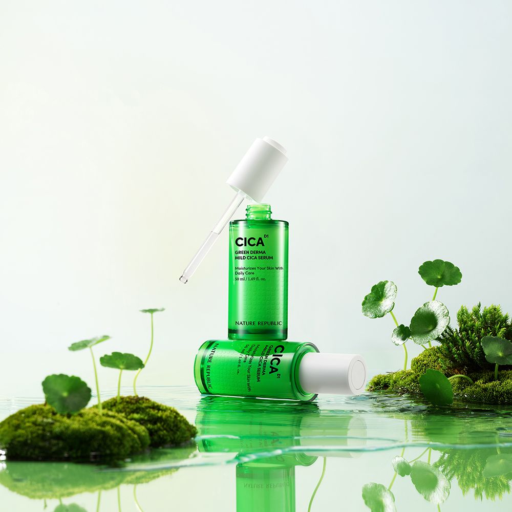 Zwei grüne Serumflaschen mit weißem Deckel. Eine Flasche mit Pipette. Aufschrift: CICA, Green Derma Mild Cica Serum. Marke: NATURE REPUBLIC.