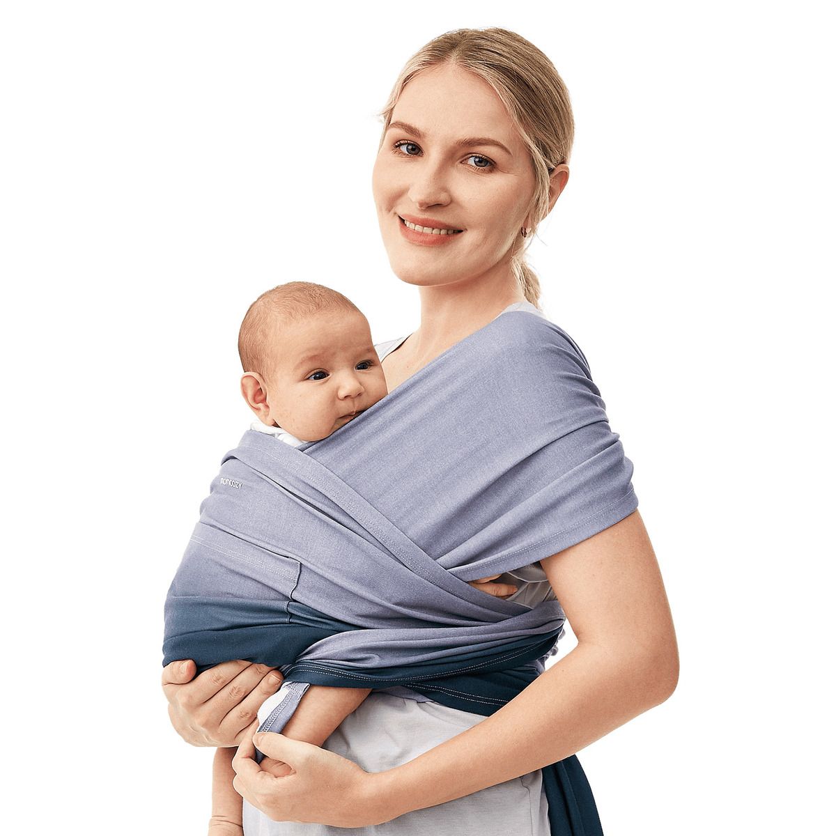 Blau-graues Momcozy-Tragetuch. Eine Frau hält ein Baby. Das Tuch ist um Mutter und Kind gewickelt.