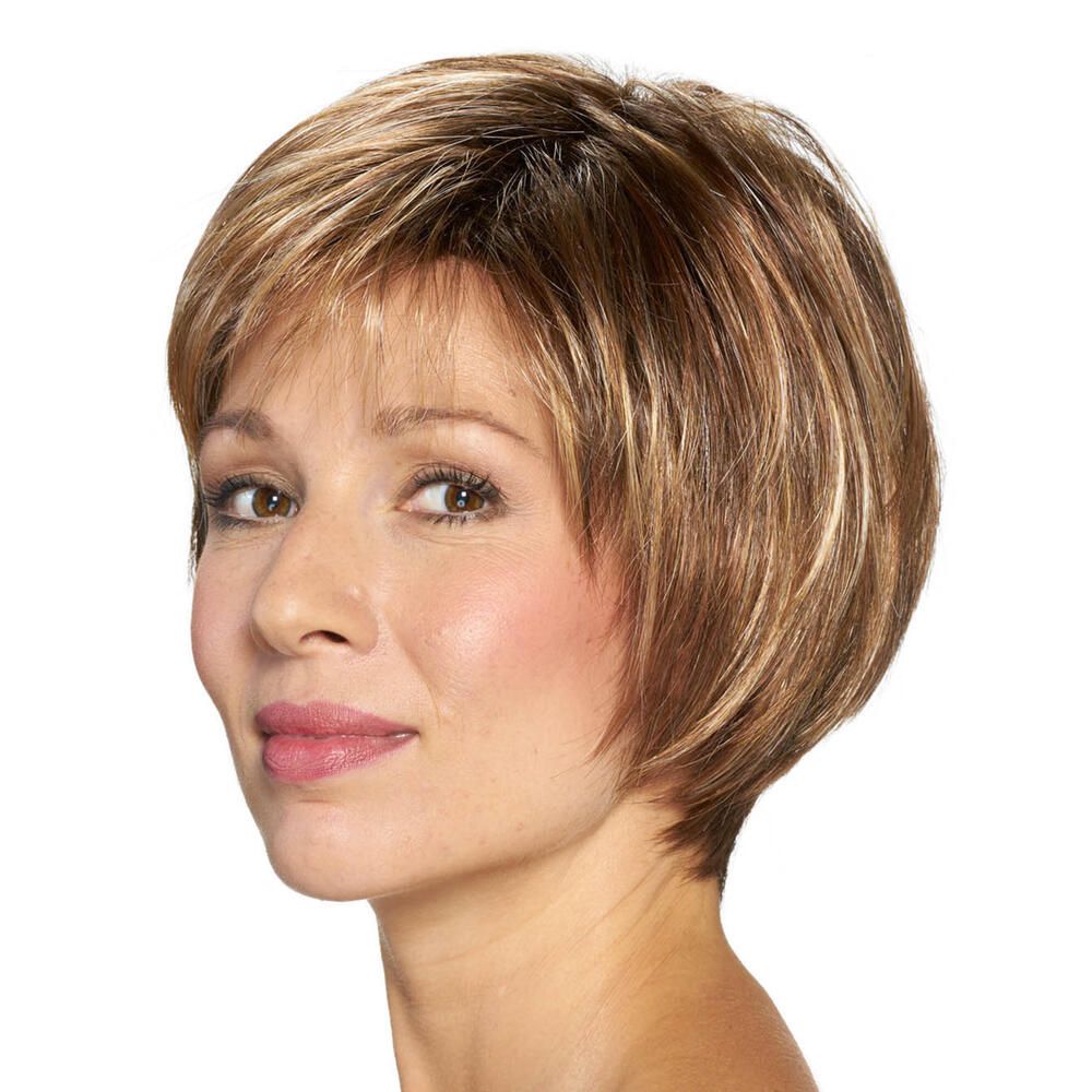 Kurzhaarperücke mit braunen und blonden Strähnen. Die Perücke bedeckt den Kopf einer Frau.