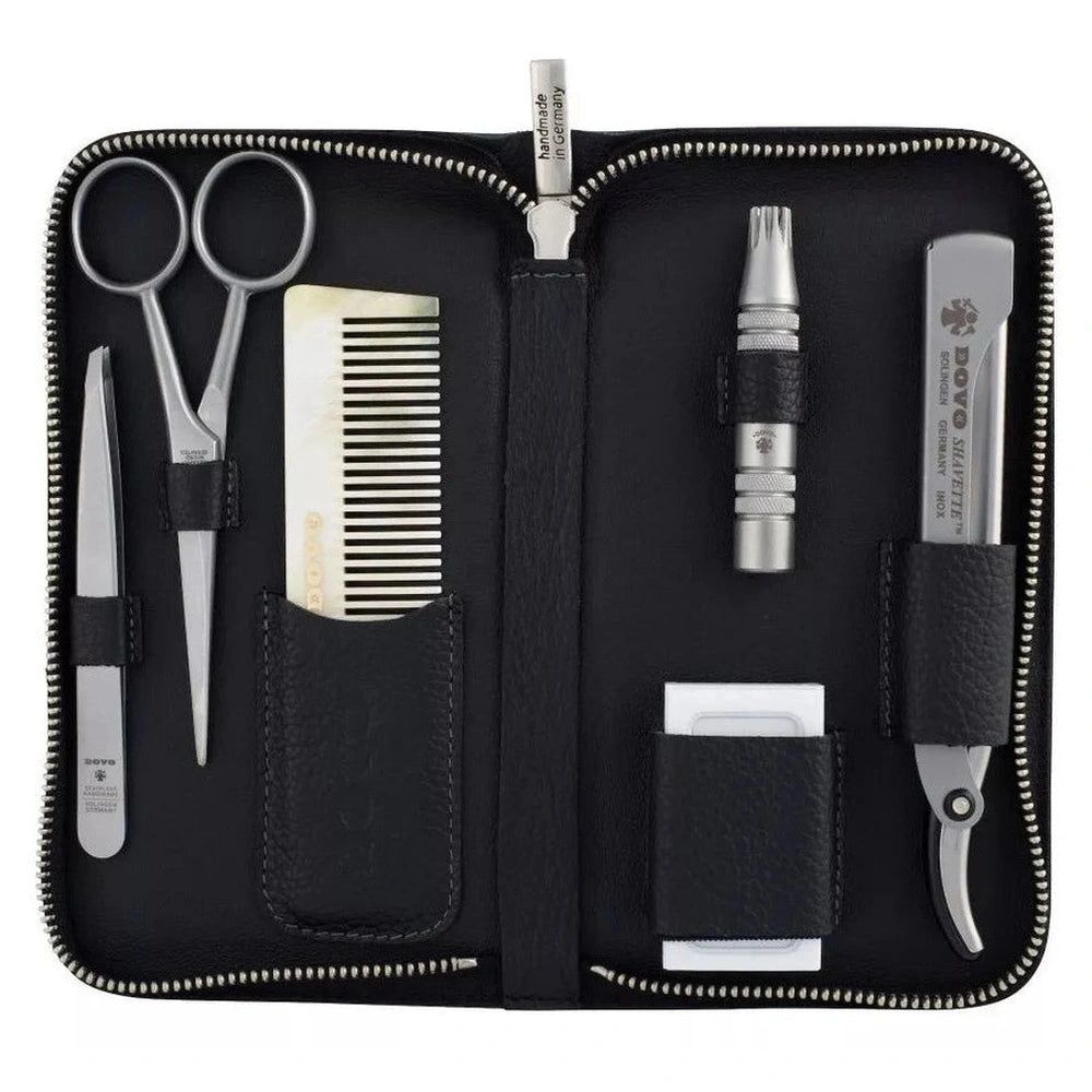 Schwarzes Etui mit Reißverschluss, gefüllt mit Bartpflege-Werkzeugen: Schere, Kamm, Pinzette, Nasenhaartrimmer, Nagelknipser und Etui. DOVO.