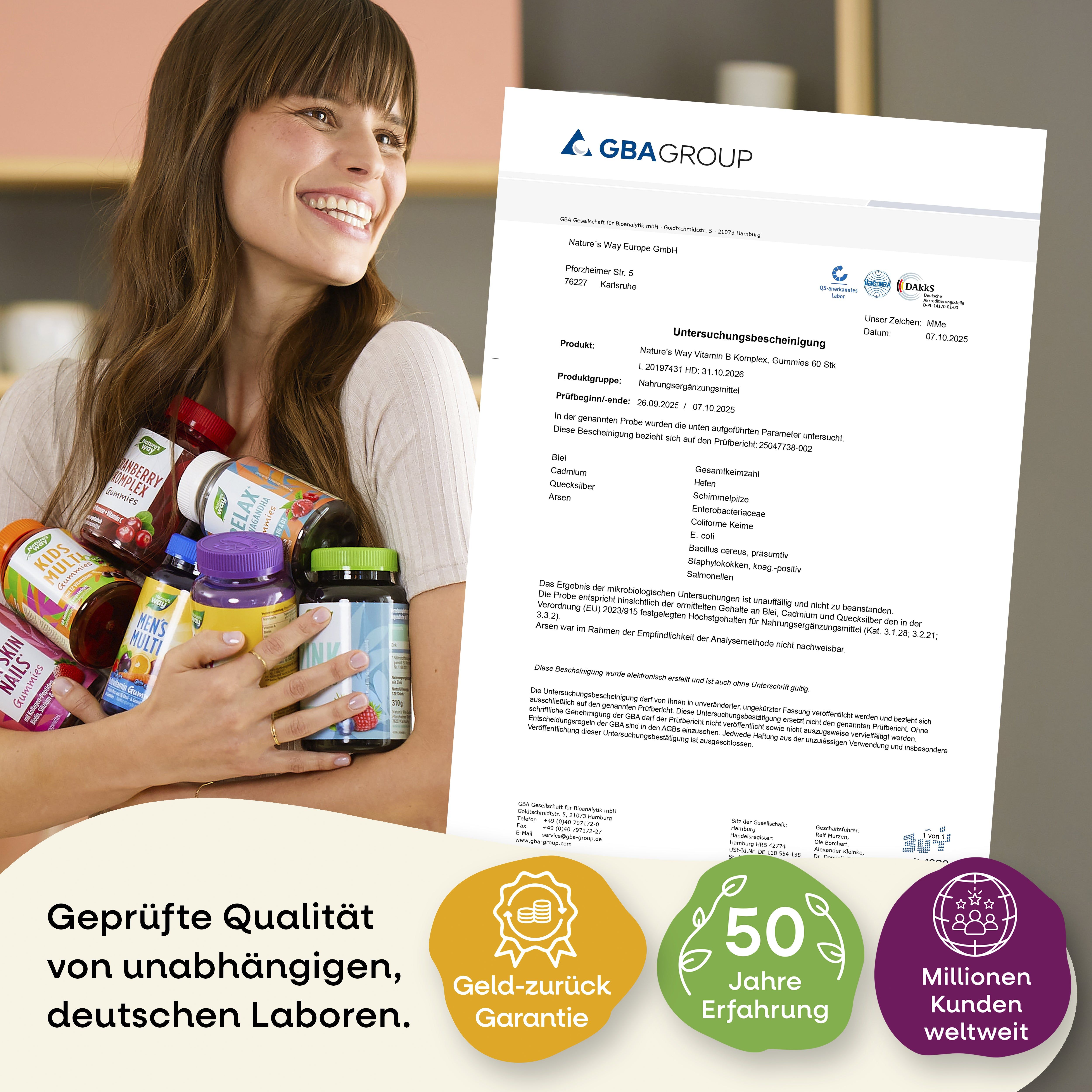 Frau hält mehrere Flaschen Vitamin-Gummis. Zertifikat von GBA Group. Geld-zurück-Garantie. 50 Jahre Erfahrung.
