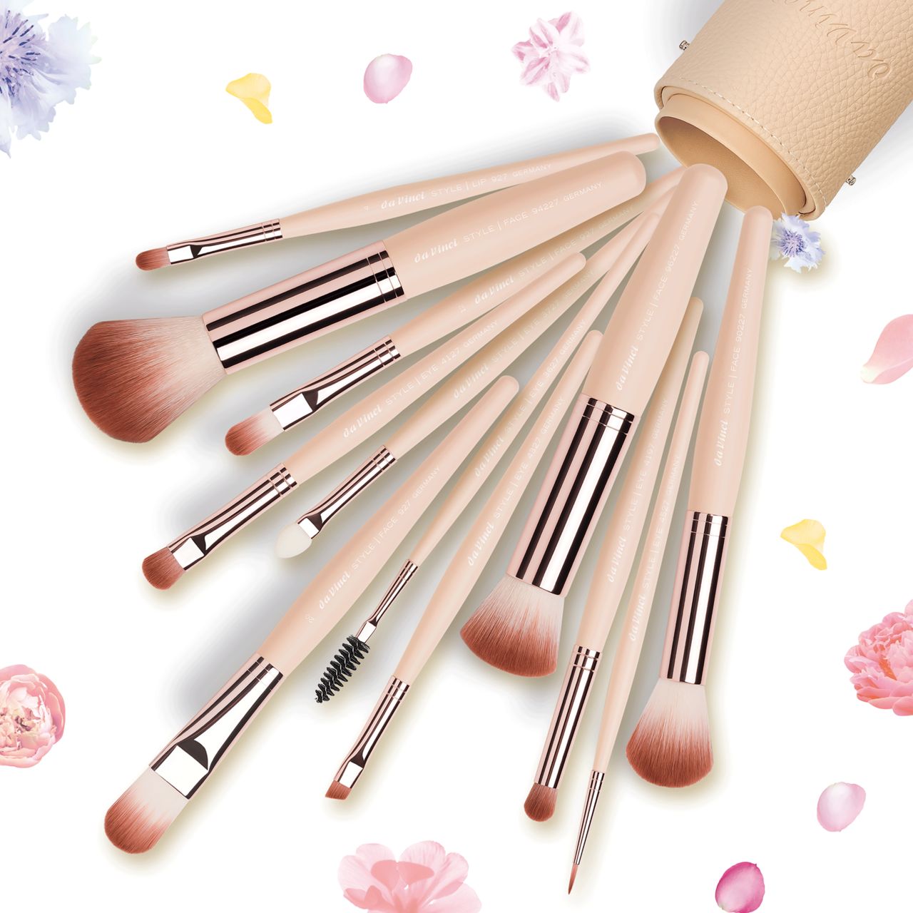 Eine Auswahl an Make-up-Pinseln, die aus einer beige farbenen Hülle herausragen. Einige Pinsel haben braune Borsten.