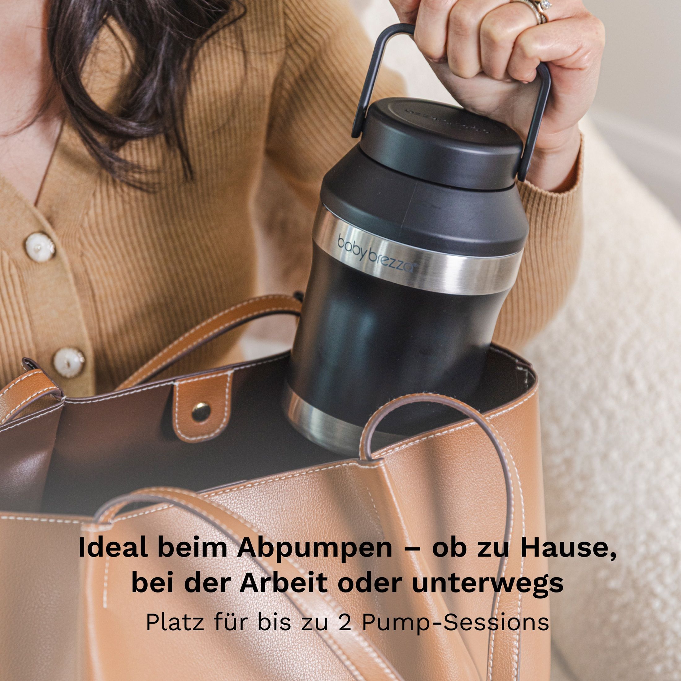 Person legt eine schwarze Thermosflasche in eine braune Tasche. Baby Brezza Logo.