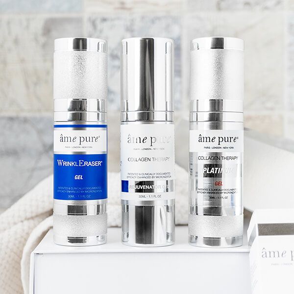Drie zilveren flessen met witte tekst. Productnaam: âme pure Collagen Therapy Gel.