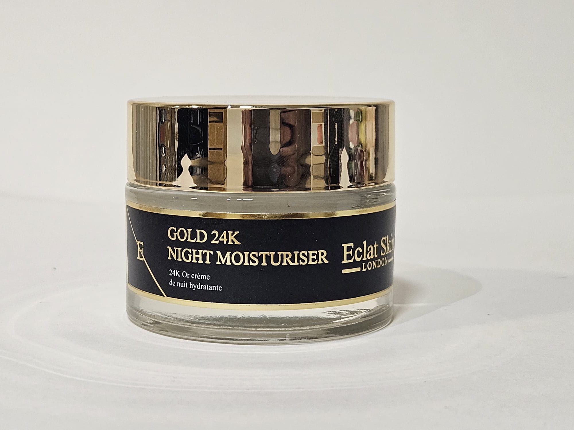Cremetiegel mit goldenem Deckel. Aufschrift: Gold 24K Night Moisturiser. Marke: Eclat Skin London.