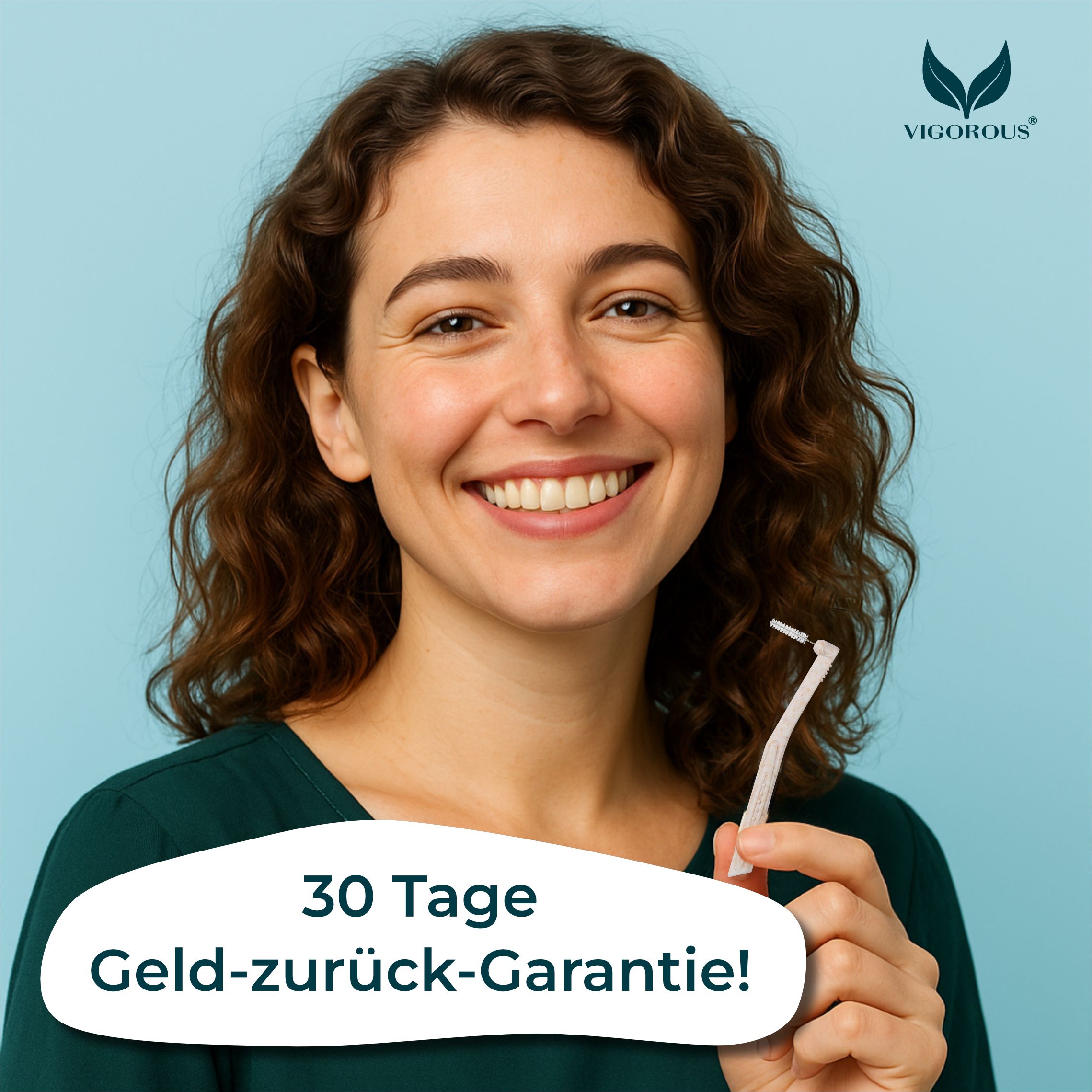 Frau hält Interdentalbürste. Aufschrift: 30 Tage Geld-zurück-Garantie. Marke VIGOROUS®.