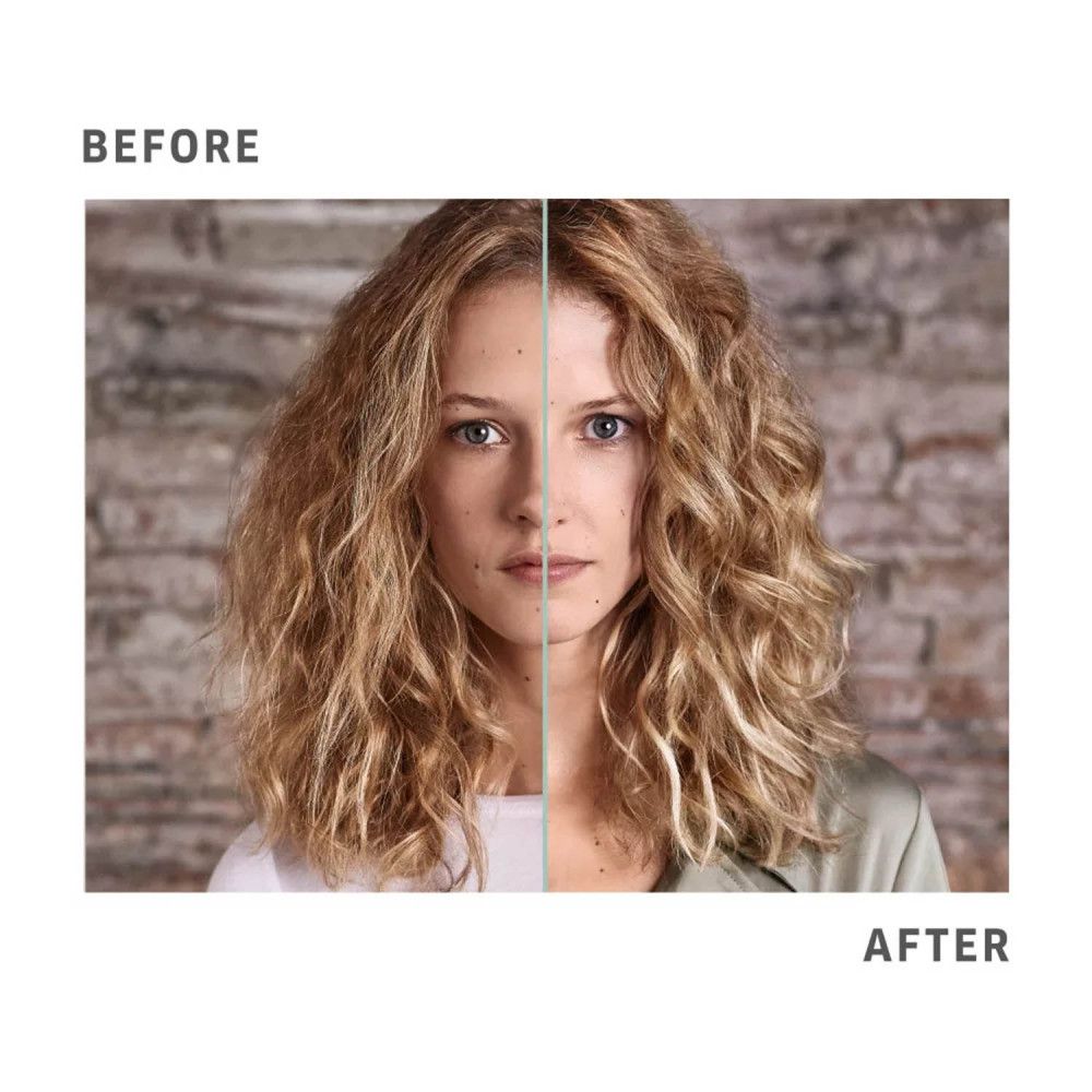 Vorher-Nachher-Vergleich. Frau mit lockigem Haar. Links: unfrisiertes Haar. Rechts: frisiertes Haar. Text: BEFORE, AFTER.