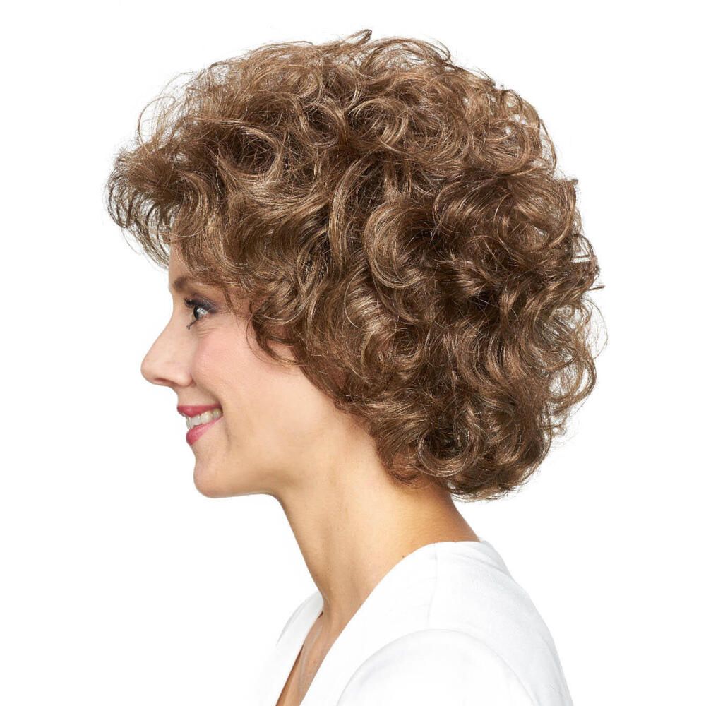 Perücke Viola von Lofty. Kurze, braune Kunsthaarperücke mit Locken. Seitenansicht.