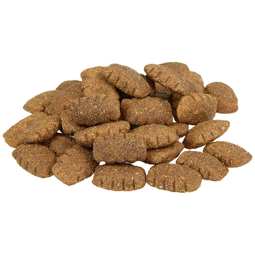 Haufen brauner, unregelmäßig geformter Kroketten. Nahaufnahme, isoliert auf weißem Hintergrund.