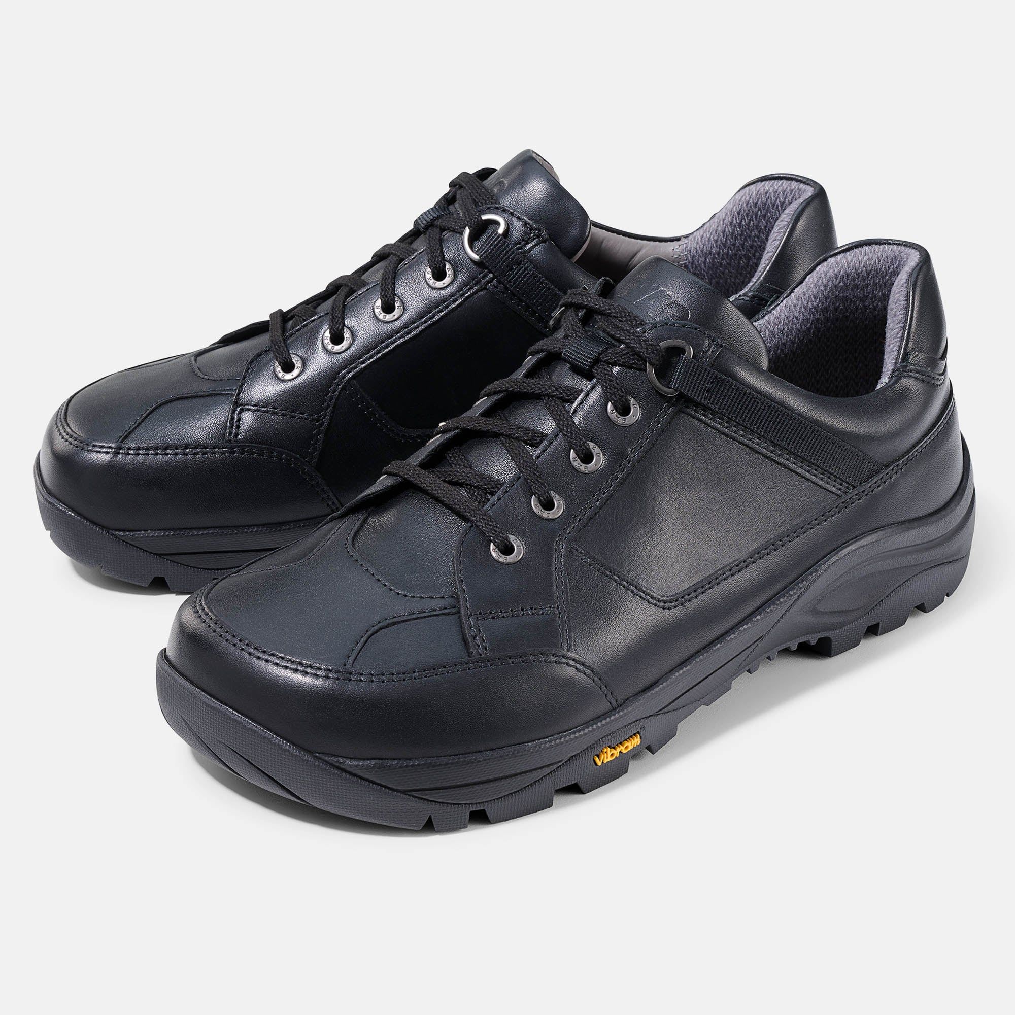Schwarze Leder-Schnürschuhe mit Vibram-Sohle, Paaransicht.