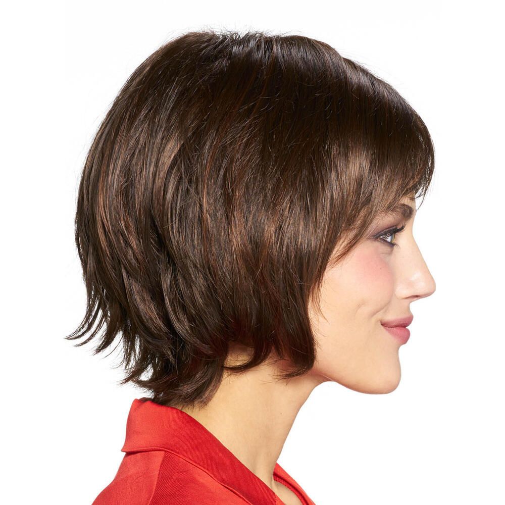 Perücke Maren von trendhair. Braune Kunsthaarperücke mit seitlichem Pony. Frau trägt rote Bluse. Seitenansicht.