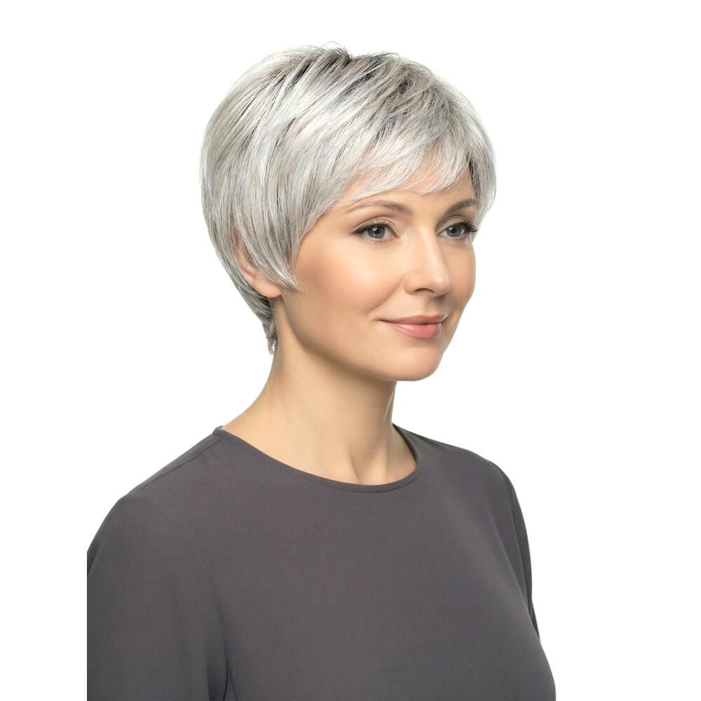 Kurzhaarperücke, grau-meliert, mit Pony. Frau trägt graues Oberteil. Blick nach links.