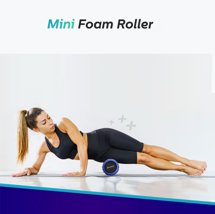 Frau liegt auf dem Boden und verwendet einen blauen Faszienroller. Text: Mini Foam Roller. VITALIC-Logo.